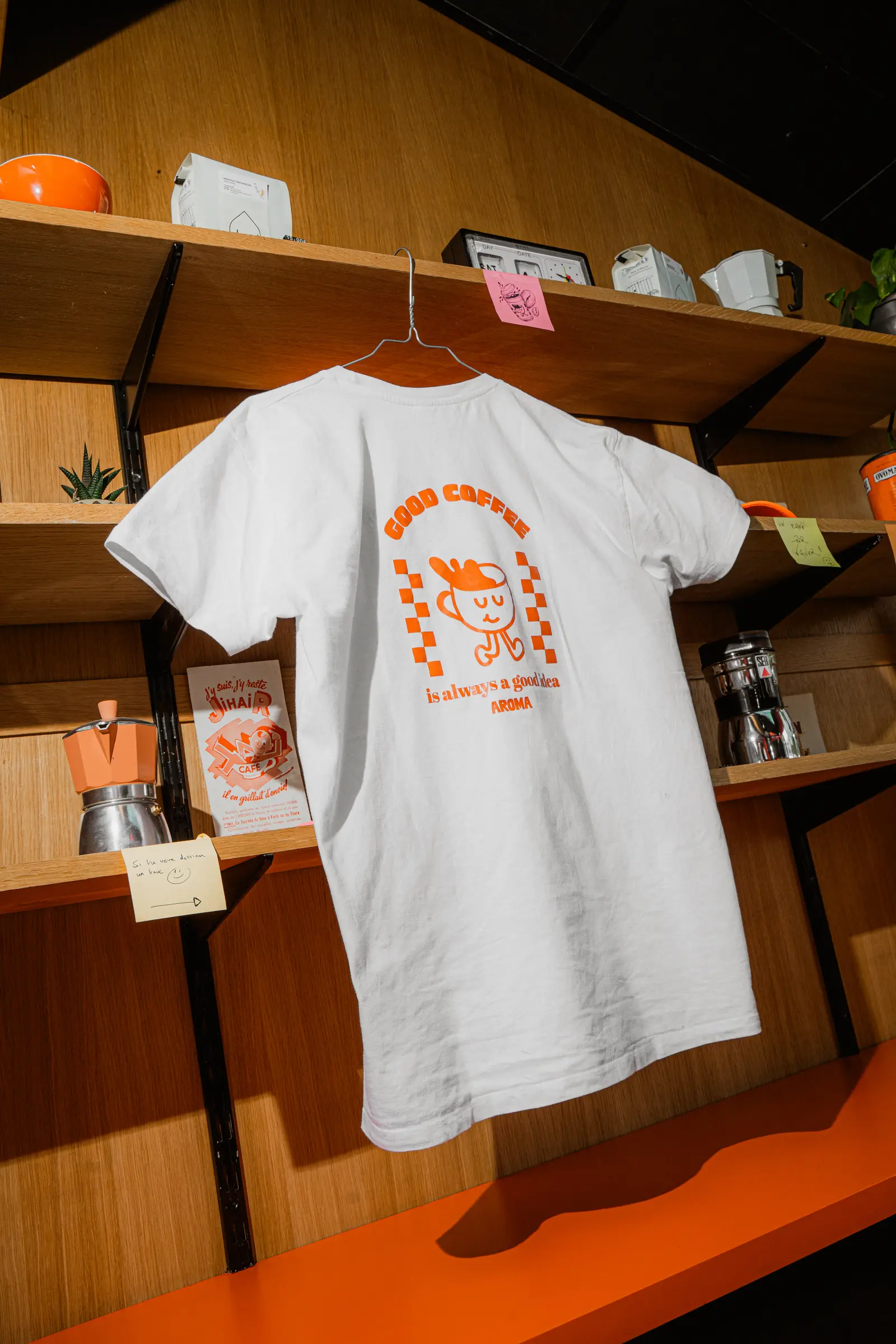 T-shirt Aroma Caffè et cafetière moka sur une étagère du café